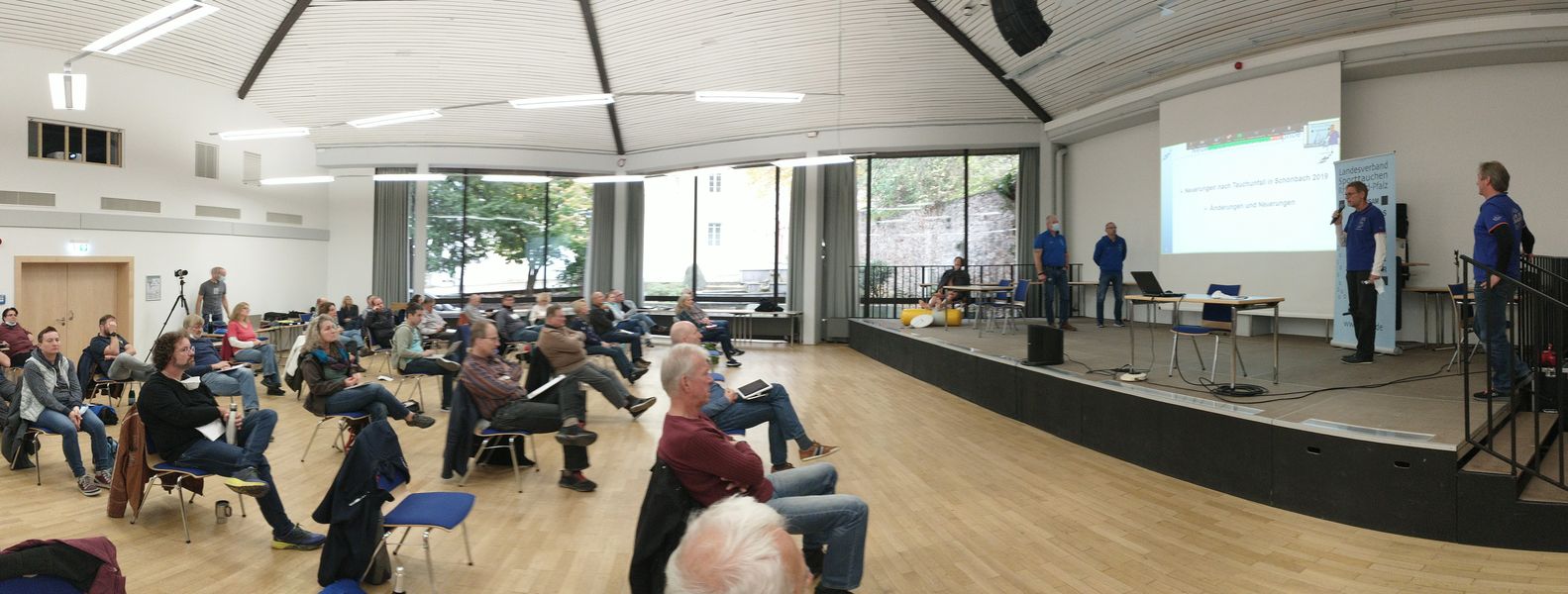 Panoramabild Frank Rotzinger mit dem Ausbilderteam (Björn Neureuter)